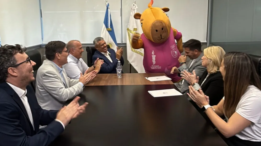 Capi, la mascota de los Juegos Suramericanos Santa Fe 2026, presente durante la firma del convenio entre el Gobierno de la Provincia y la AFA.